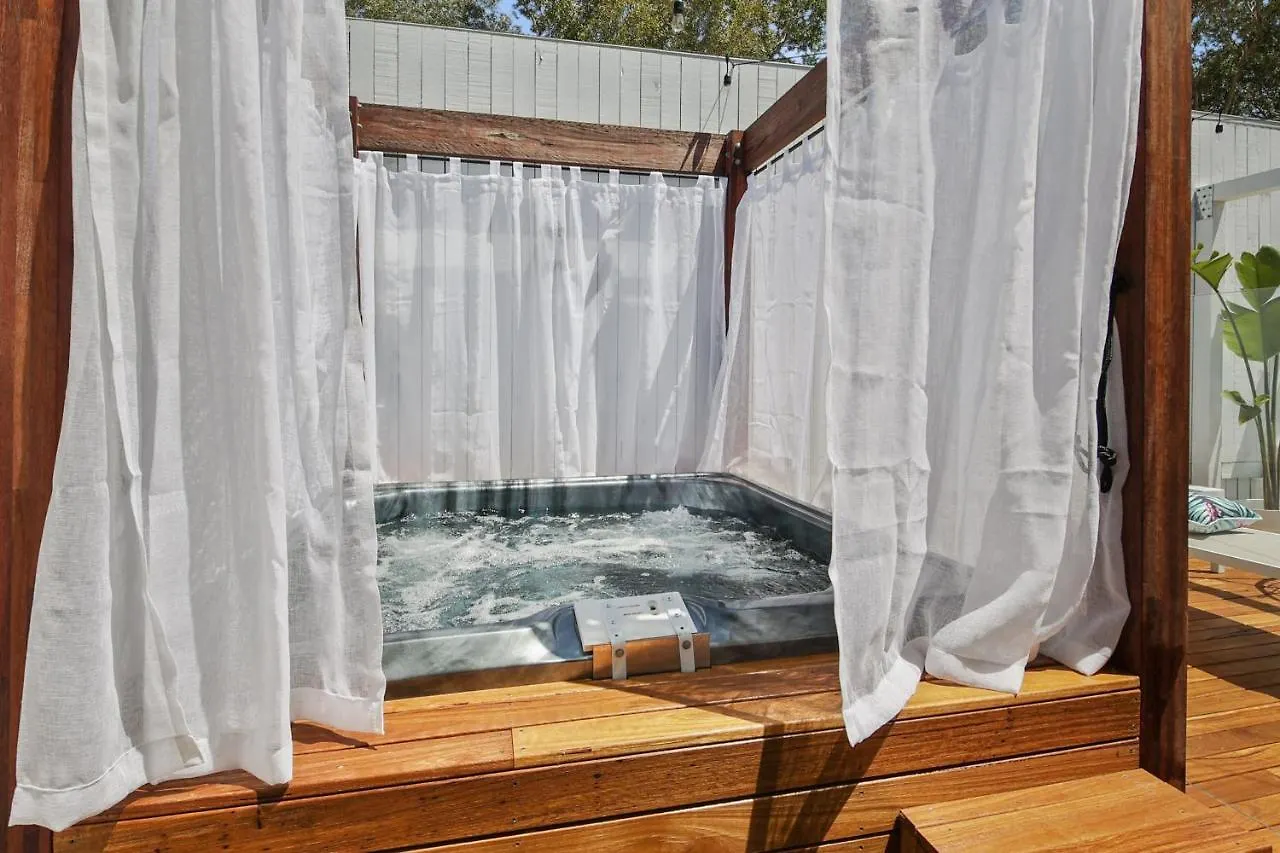 Private Outdoor Spa, Fire Pit - The Retreat Coolum Beach Gæstehus
