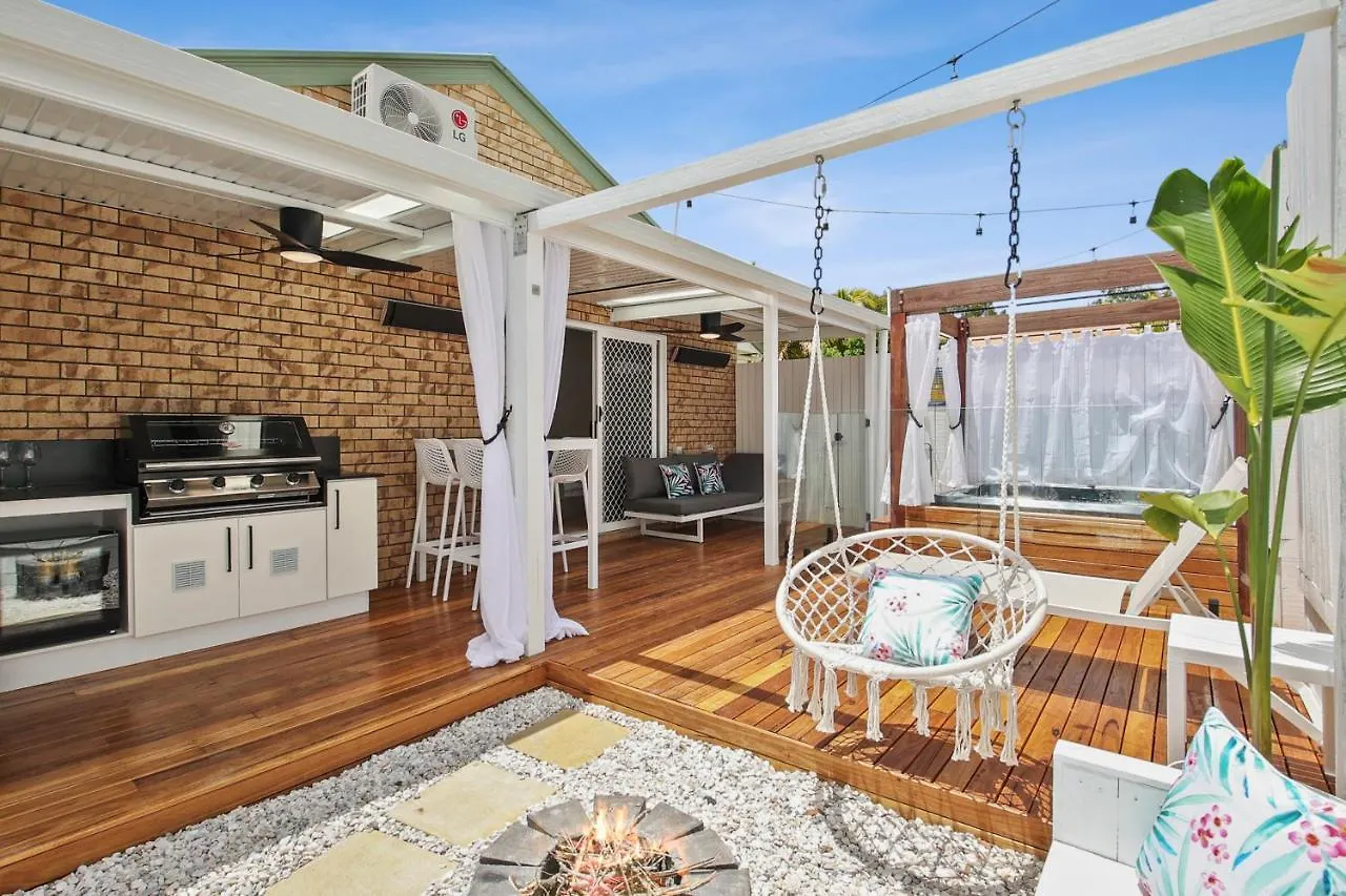 Private Outdoor Spa, Fire Pit - The Retreat Coolum Beach Austrálie
