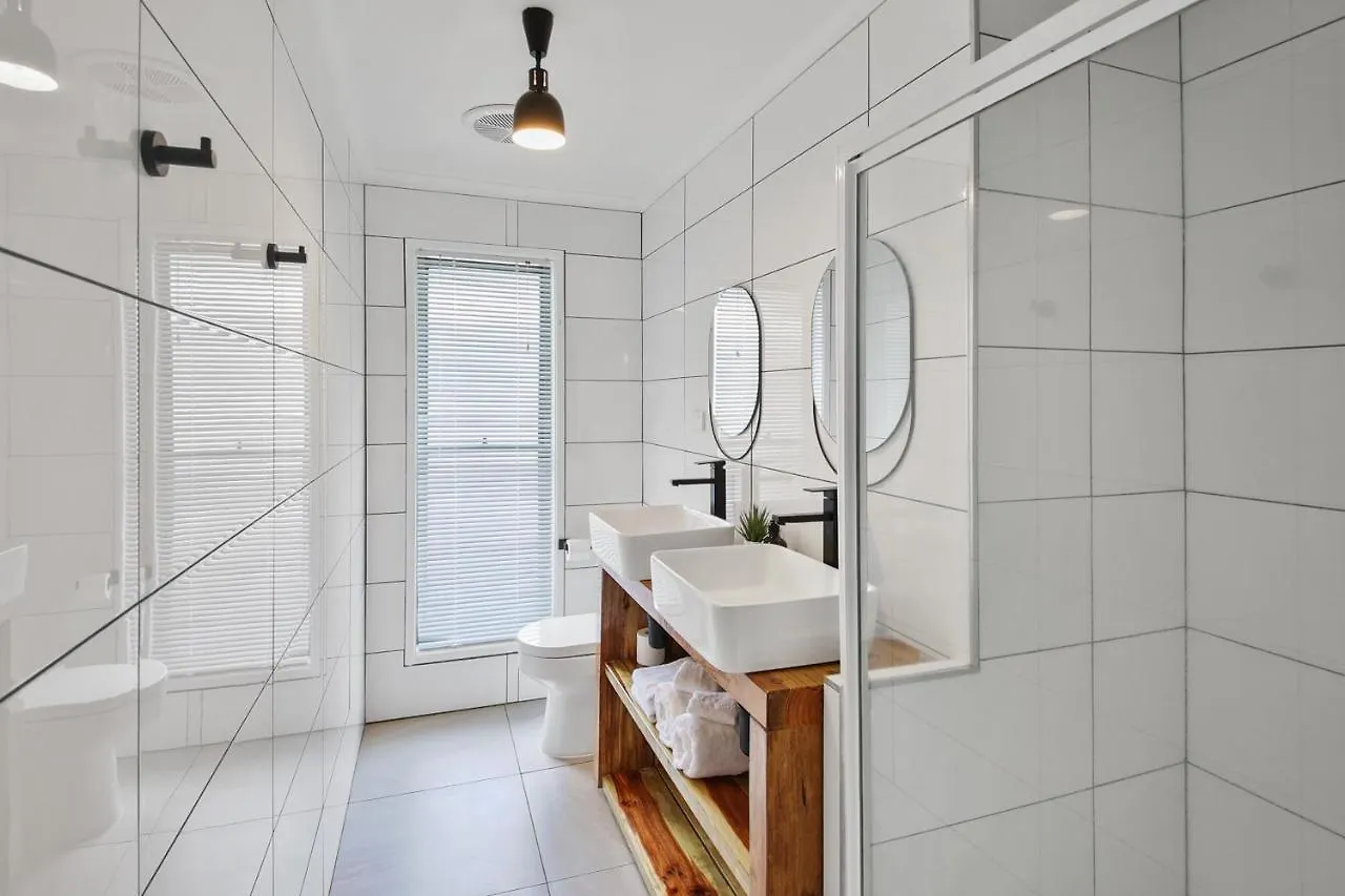 Private Outdoor Spa, Fire Pit - The Retreat Coolum Beach Penzion